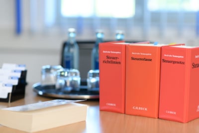 Ihr Steuerberater in Frankfurt und Weinheim: Besprechungszimmer mit Gesetzen Ihr Steuerberater in Frankfurt und Weinheim: Besprechungszimmer mit Gesetzen